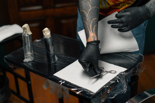 Piercer legt instrumenten klaar.